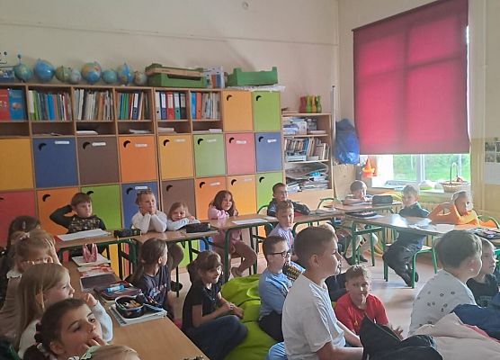 Grafika 4: Starszaki z wizytą w Szkole Podstawowej w Wicku