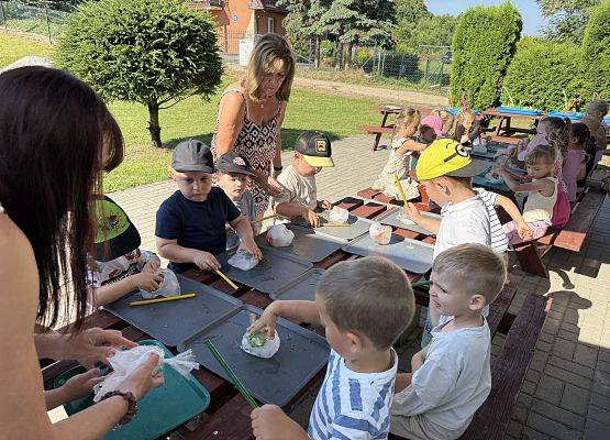 Grafika 10: Dinozaury uwiezione w lodzie!