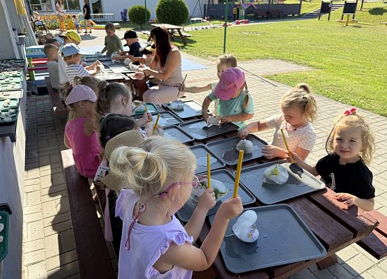 Grafika 13: Dinozaury uwiezione w lodzie!