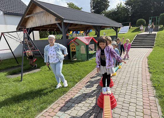 Grafika 5: Pierwsze dni w przedszkolu – zabawy w naszym ogrodzie