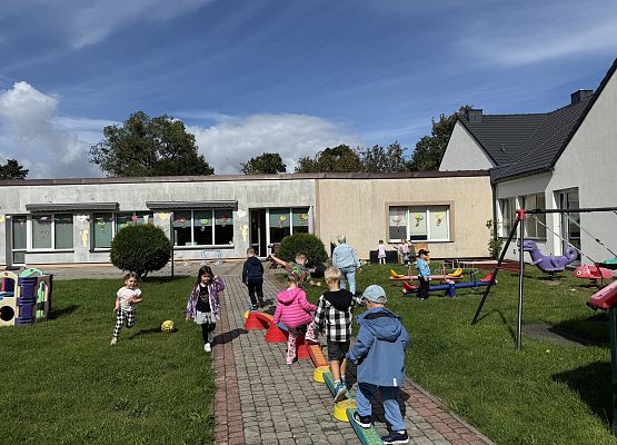 Grafika 7: Pierwsze dni w przedszkolu – zabawy w naszym ogrodzie