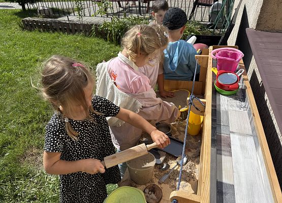 Grafika 13: Pierwsze dni w przedszkolu – zabawy w naszym ogrodzie