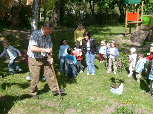Grafika #0: 2008-05-21 - Sadzimy krzew zakupiony z pieniędzy pozyskanych ze sprzedaży makulatury