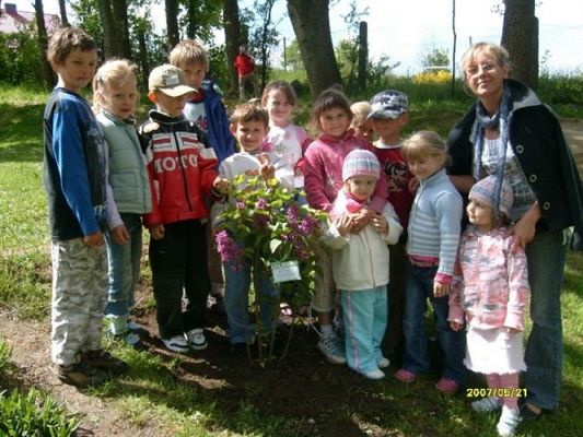 Grafika #5: 2008-05-21 - Sadzimy krzew zakupiony z pieniędzy pozyskanych ze sprzedaży makulatury