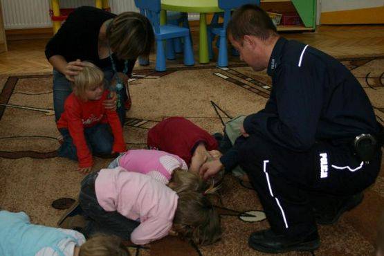 Grafika #3: 2009.11.10 - Spotkanie z policjantem "Uczymy się bezpiecznych zachowań"