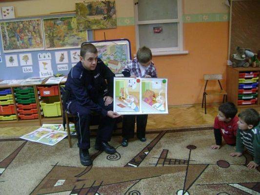 Grafika #7: 2009.11.10 - Spotkanie z policjantem "Uczymy się bezpiecznych zachowań"