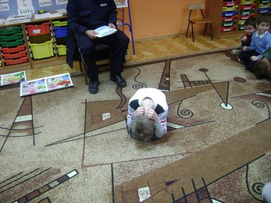 Grafika #8: 2009.11.10 - Spotkanie z policjantem "Uczymy się bezpiecznych zachowań"