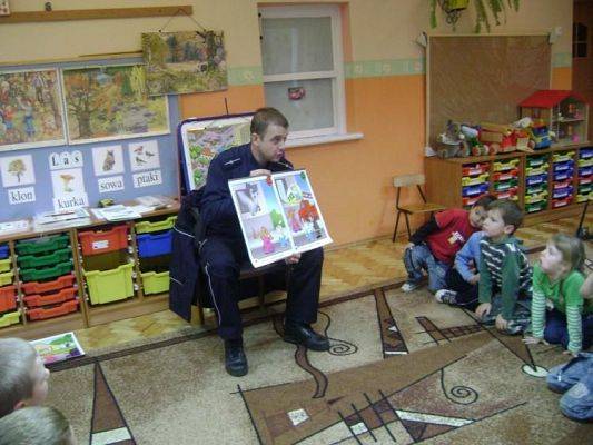 Grafika #9: 2009.11.10 - Spotkanie z policjantem "Uczymy się bezpiecznych zachowań"