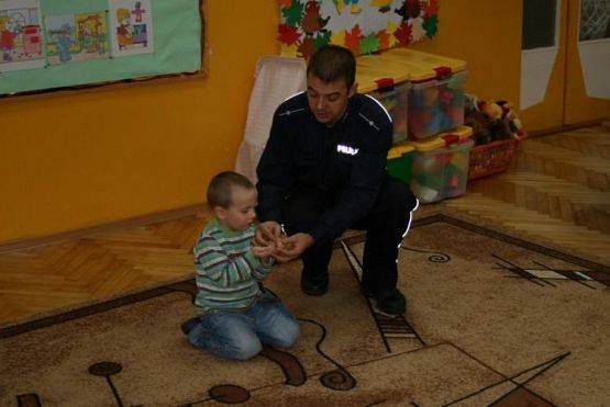 Grafika #11: 2009.11.10 - Spotkanie z policjantem "Uczymy się bezpiecznych zachowań"
