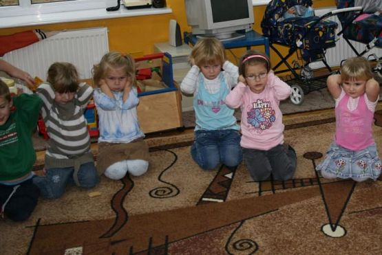 Grafika #13: 2009.11.10 - Spotkanie z policjantem "Uczymy się bezpiecznych zachowań"