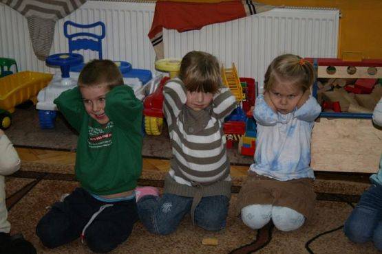 Grafika #14: 2009.11.10 - Spotkanie z policjantem "Uczymy się bezpiecznych zachowań"