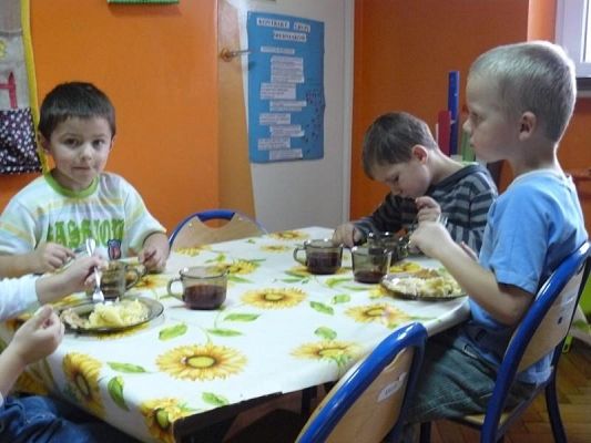 Grafika #2: .bo w przedszkolu szybko mija czas