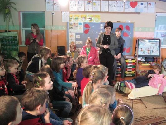 Grafika #0: Dzieci z klas I Szkoły Podstawowej w Wicku z wizytą w naszym przedszkolu.