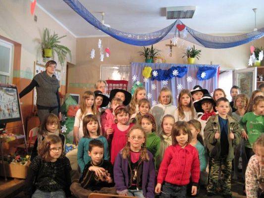 Grafika #1: Dzieci z klas I Szkoły Podstawowej w Wicku z wizytą w naszym przedszkolu.