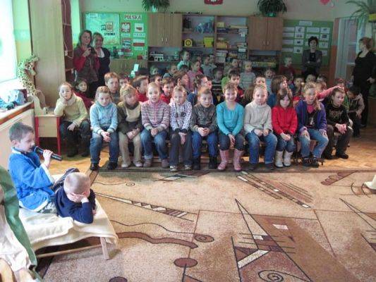 Grafika #4: Dzieci z klas I Szkoły Podstawowej w Wicku z wizytą w naszym przedszkolu.