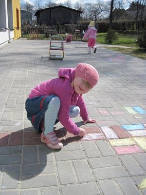 Grafika #1: 20.04.2010 - Wiosenne zabawy Maluszków w ogródku przedszkolnym