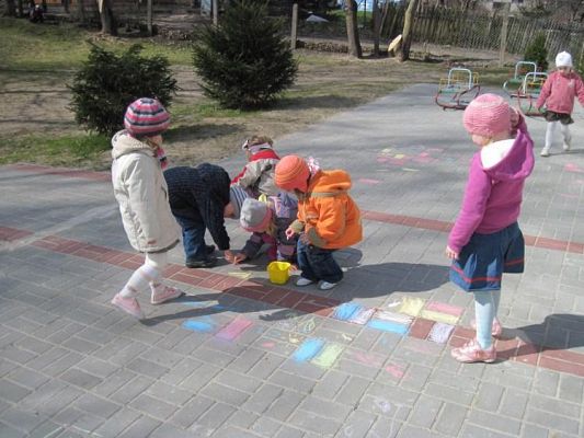 Grafika #2: 20.04.2010 - Wiosenne zabawy Maluszków w ogródku przedszkolnym