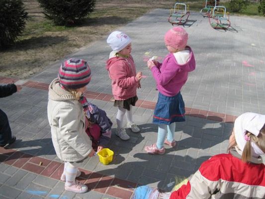 Grafika #3: 20.04.2010 - Wiosenne zabawy Maluszków w ogródku przedszkolnym