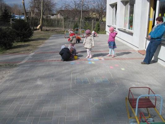 Grafika #4: 20.04.2010 - Wiosenne zabawy Maluszków w ogródku przedszkolnym