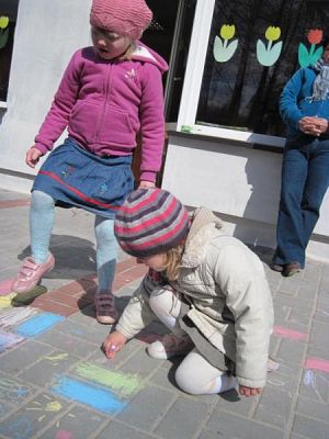 Grafika #6: 20.04.2010 - Wiosenne zabawy Maluszków w ogródku przedszkolnym