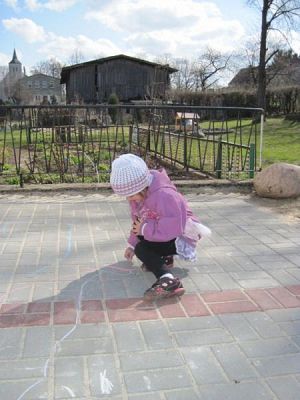 Grafika #8: 20.04.2010 - Wiosenne zabawy Maluszków w ogródku przedszkolnym