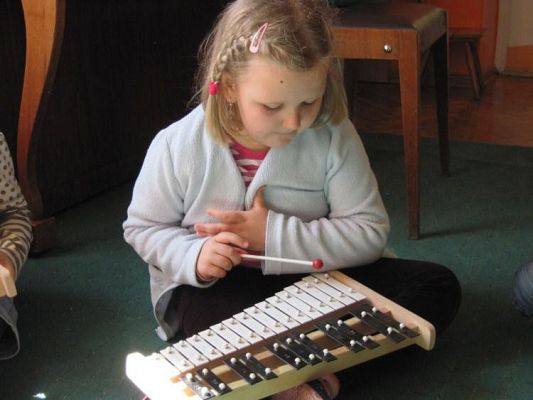 Grafika #2: 15.04.2010 - Zajęcia rytmiczne w grupie Starszaków