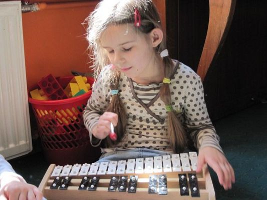 Grafika #3: 15.04.2010 - Zajęcia rytmiczne w grupie Starszaków