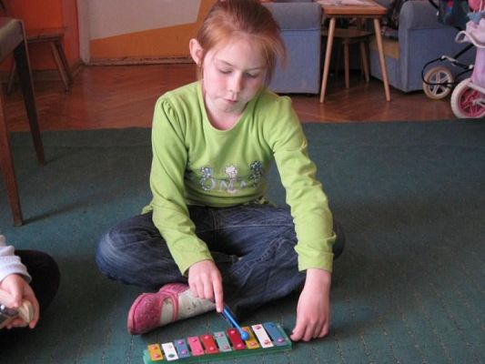 Grafika #4: 15.04.2010 - Zajęcia rytmiczne w grupie Starszaków