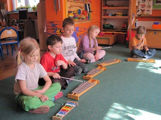 Grafika #5: 15.04.2010 - Zajęcia rytmiczne w grupie Starszaków