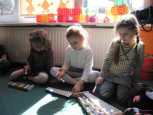 Grafika #7: 15.04.2010 - Zajęcia rytmiczne w grupie Starszaków