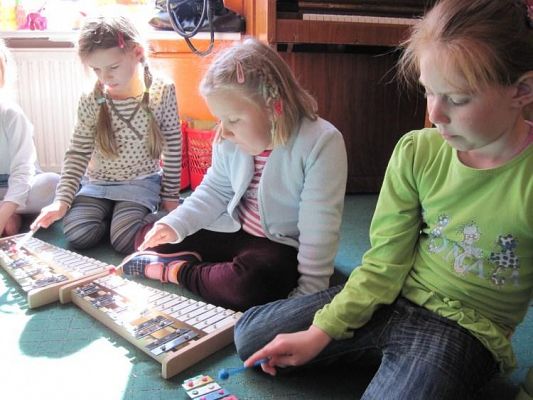 Grafika #8: 15.04.2010 - Zajęcia rytmiczne w grupie Starszaków