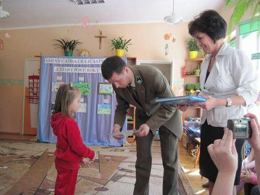 Grafika #13: 11.05.2010 - Laureaci Gminnego Konkursu Plastycznego pt."Cztery pory roku"