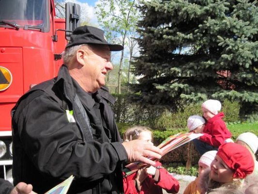 Grafika #4: 05.05.2010 - Strażacy w naszym przedszkolu