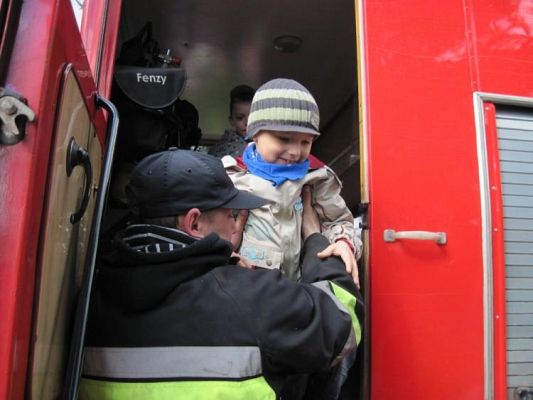 Grafika #10: 05.05.2010 - Strażacy w naszym przedszkolu