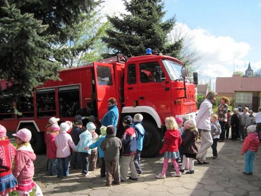 Grafika #12: 05.05.2010 - Strażacy w naszym przedszkolu