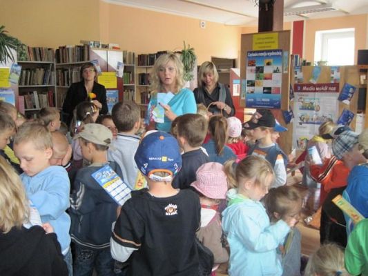Grafika #11: 14.06.2010 - Spotkanie w Bibliotece Gminnej w ramach akcji "Cała Polska czyta dzieciom"