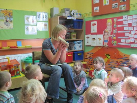 Grafika #0: 24.09.2010 -Czytanie bajek w grupie "Średniaków" przez zaproszonego gościa - mamę Maćka