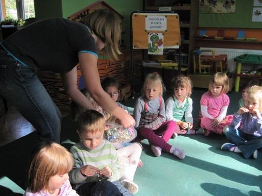 Grafika #4: 24.09.2010 -Czytanie bajek w grupie "Średniaków" przez zaproszonego gościa - mamę Maćka