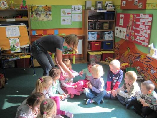 Grafika #5: 24.09.2010 -Czytanie bajek w grupie "Średniaków" przez zaproszonego gościa - mamę Maćka