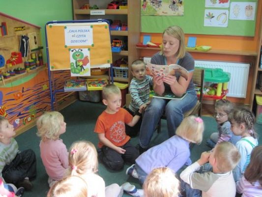 Grafika #6: 24.09.2010 -Czytanie bajek w grupie "Średniaków" przez zaproszonego gościa - mamę Maćka