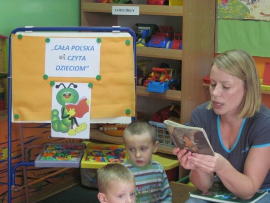 Grafika #7: 24.09.2010 -Czytanie bajek w grupie "Średniaków" przez zaproszonego gościa - mamę Maćka