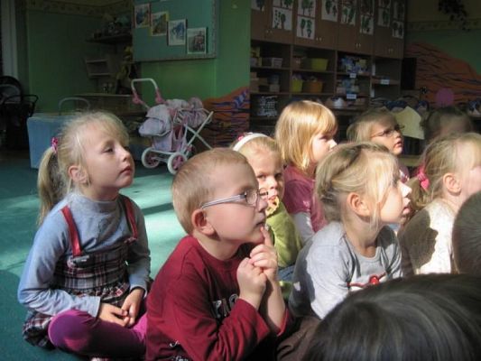 Grafika #8: 24.09.2010 -Czytanie bajek w grupie "Średniaków" przez zaproszonego gościa - mamę Maćka