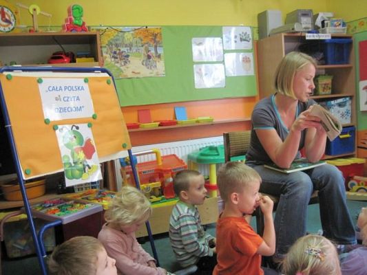 Grafika #9: 24.09.2010 -Czytanie bajek w grupie "Średniaków" przez zaproszonego gościa - mamę Maćka