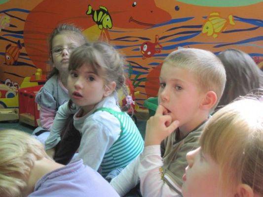 Grafika #10: 24.09.2010 -Czytanie bajek w grupie "Średniaków" przez zaproszonego gościa - mamę Maćka