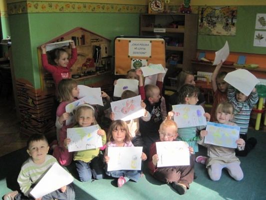 Grafika #11: 24.09.2010 -Czytanie bajek w grupie "Średniaków" przez zaproszonego gościa - mamę Maćka