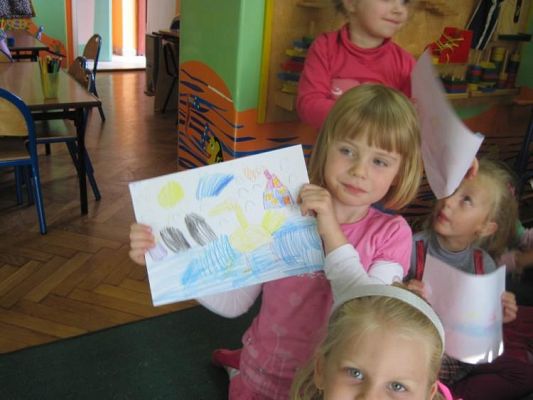 Grafika #13: 24.09.2010 -Czytanie bajek w grupie "Średniaków" przez zaproszonego gościa - mamę Maćka