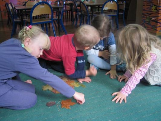 Grafika #0: 22.09.2010 - Jesienne zabawy w grupie "Średniaków"