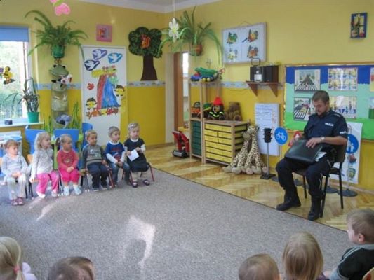 Grafika #0: 22.09.2010 - Spotkanie z policjantem "Jak bezpiecznie przejść przez ulicę"