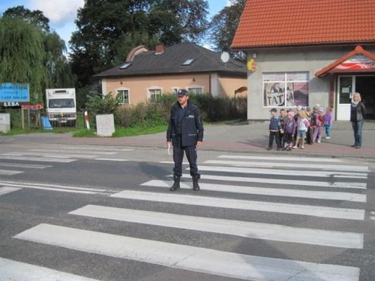 Grafika #6: 22.09.2010 - Spotkanie z policjantem "Jak bezpiecznie przejść przez ulicę"