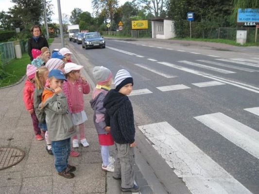 Grafika #7: 22.09.2010 - Spotkanie z policjantem "Jak bezpiecznie przejść przez ulicę"